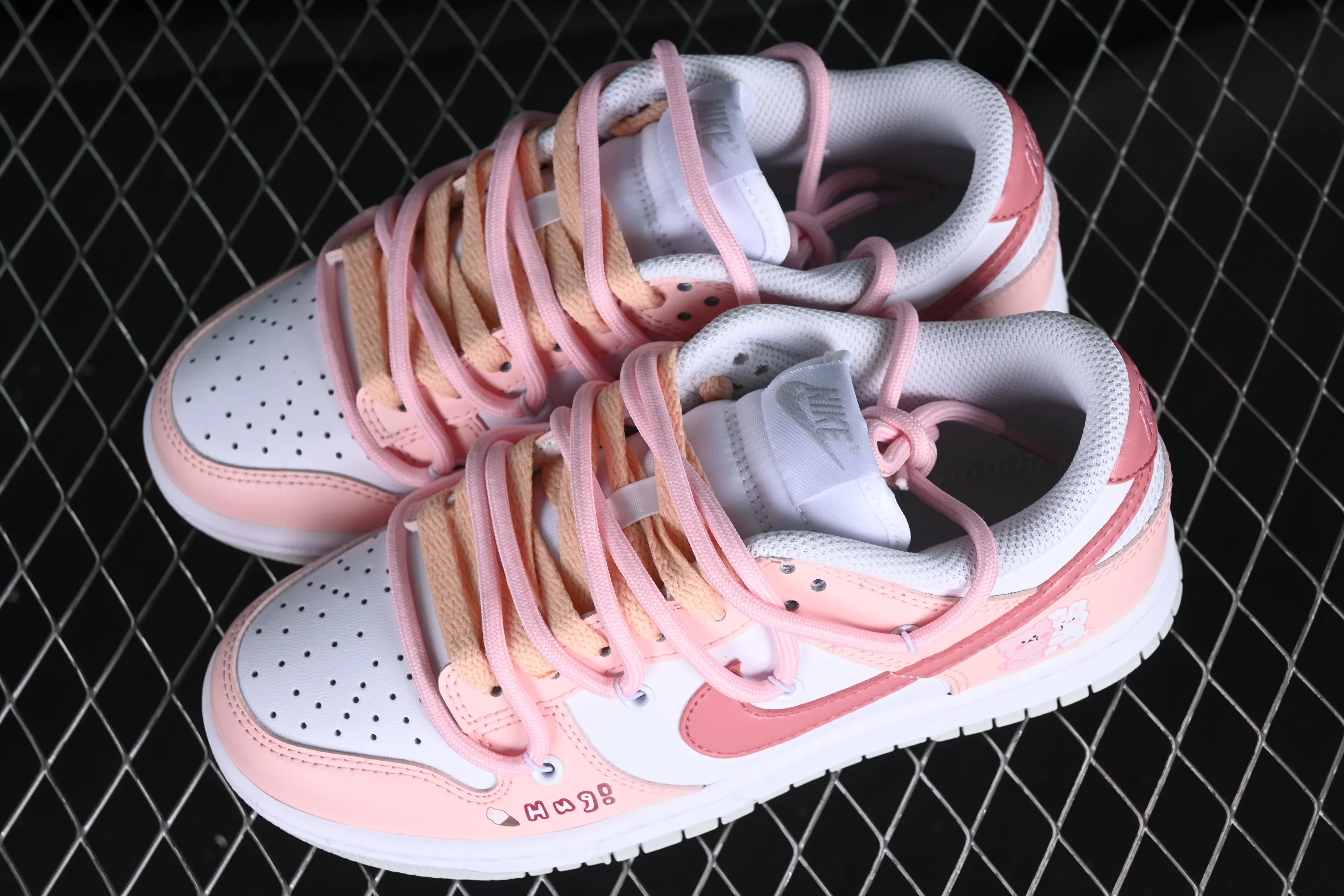 All categories Nk SB Dunk series Nk SB Dunk Low low-top sneakers Nk Dunk Low Sanshi Laboratory Dopamine Foundation Hug Bear SB strap low-top casual sneakers DH9765-102